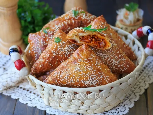 Фото готового блюда: Пирожки с капустой из слоеного теста