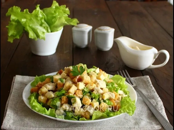 Фото блюда: Салат с курицей, сухариками и сыром