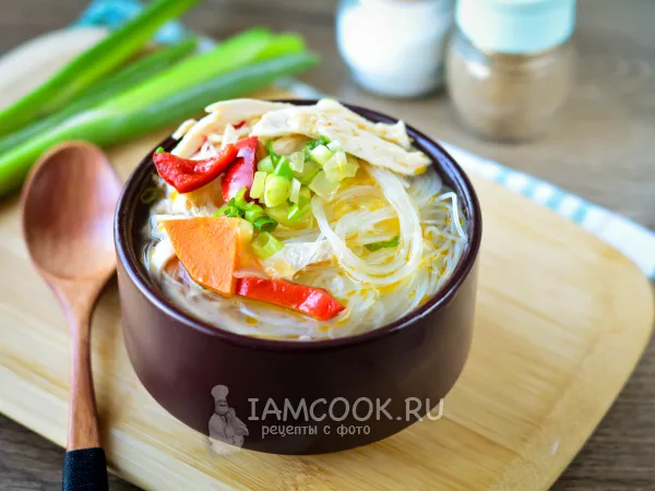 Фото готового блюда: Суп с рисовой лапшой и курицей