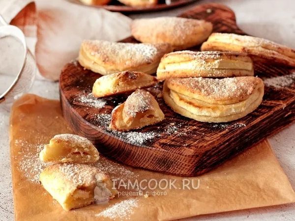 Фото готового блюда: Творожники с яблоком