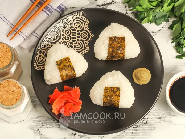 Фото блюда: Онигири с крабовыми палочками