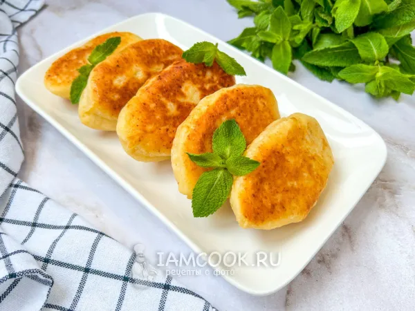 Фото готового блюда: Творожные пирожки с яблоками на сковороде