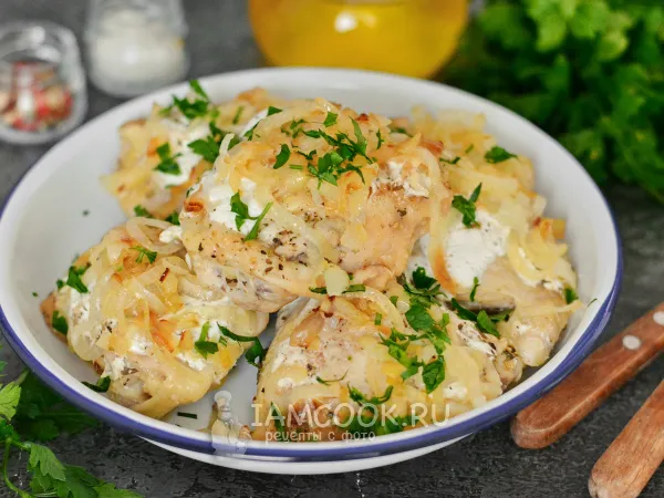 Фото блюда: Куриные бедра в сметане с луком