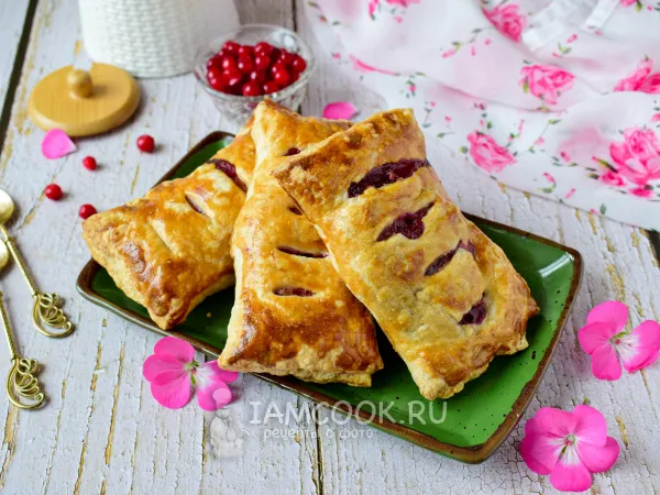 Фото готового блюда: Слойки с брусникой из слоеного теста