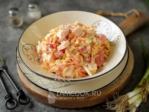 Фото блюда: Салат с копченой курицей, корейской морковью, сыром и яйцами