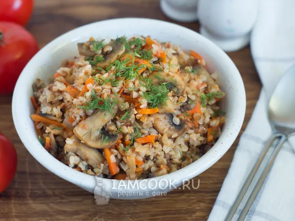 Фото готового блюда: Гречка с грибами и помидорами