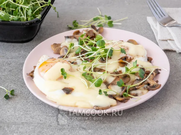 Фото готового блюда: Яичница с грибами (шампиньонами) и сыром