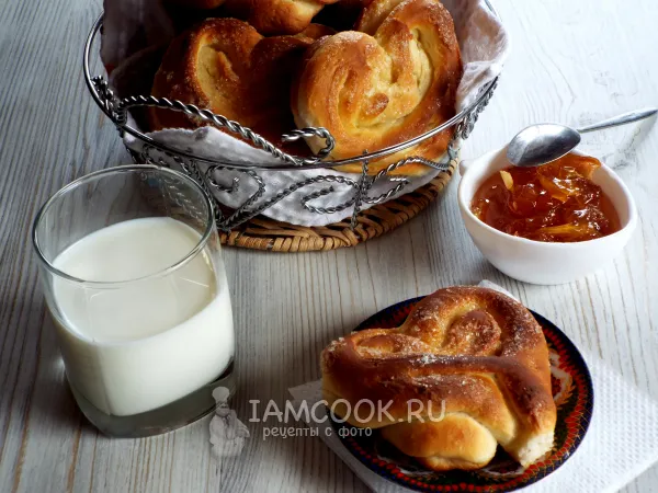 Фото блюда: Плюшки на кефире в духовке (с дрожжами)