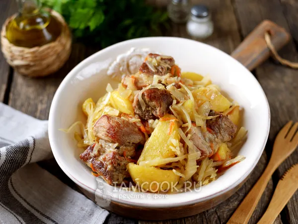 Фото готового блюда: Тушеная картошка с капустой и ребрышками