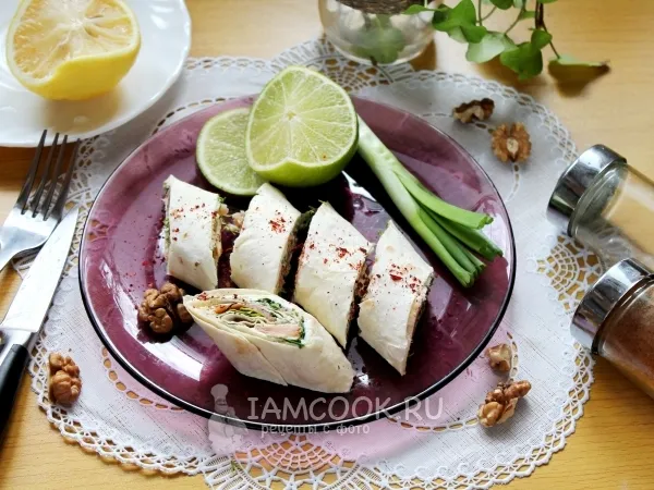 Фото готового блюда: Рулет из лаваша с малосольной горбушей и орехами