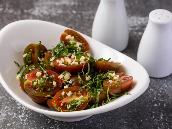 Фото готового блюда: Салат из помидоров с базиликом и чесноком