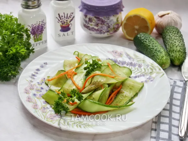 Фото готового блюда: Салат из огурцов с соевым соусом и чесноком