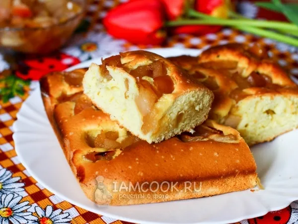 Фото готового блюда: Шарлотка с яблочным вареньем