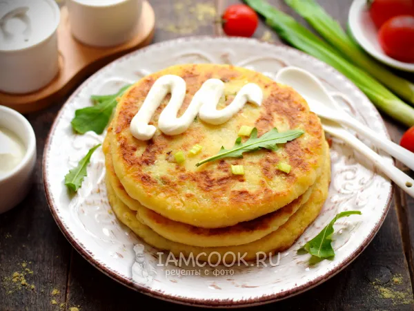 Фото готового блюда: Картофельные лепешки с фаршем на сковороде