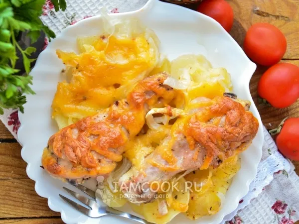 Фото готового блюда: Картошка с голенями и сыром в духовке