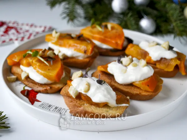 Фото блюда: Брускетта со страчателлой и хурмой