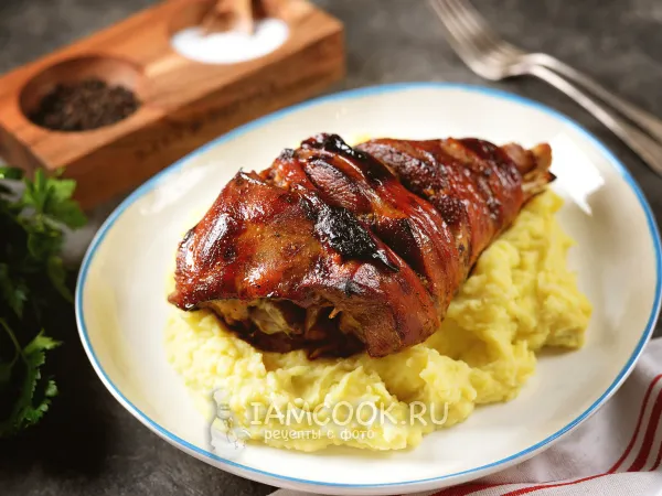 Фото готового блюда: Голень индейки в соевом соусе в духовке