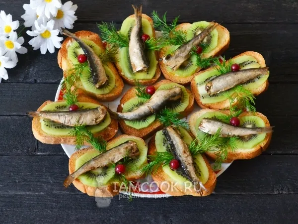 Фото блюда: Бутерброды со шпротами и киви