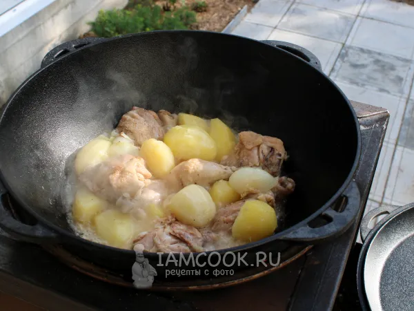 Фото блюда: Курица с картошкой в казане на мангале