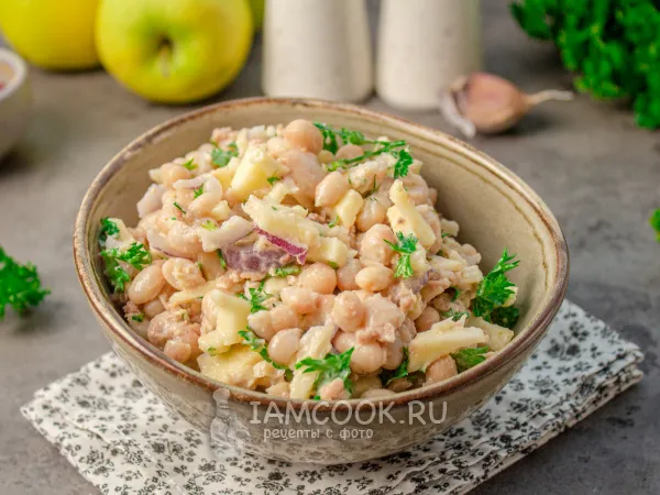 Фото готового блюда: Салат с тунцом, фасолью и яблоком