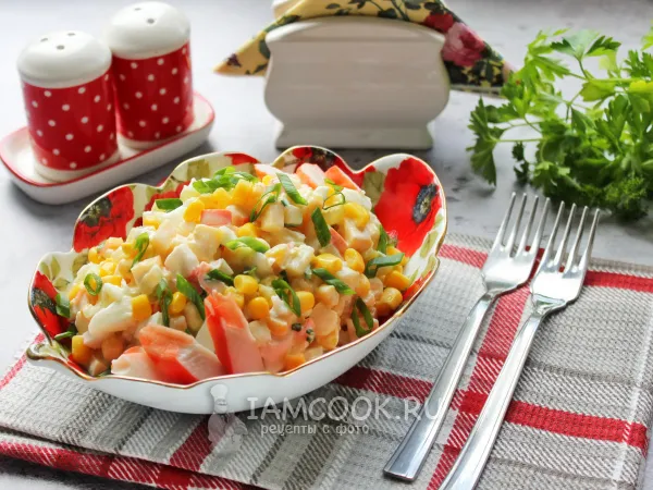 Фото блюда: Салат с крабовыми палочками, ананасами, кукурузой и сыром