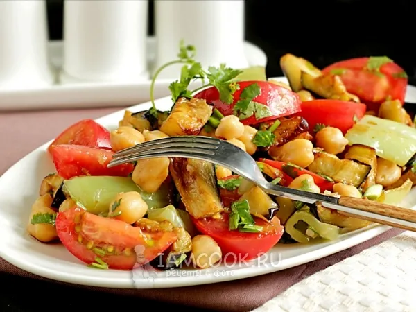 Фото готового блюда: Салат с баклажанами и нутом