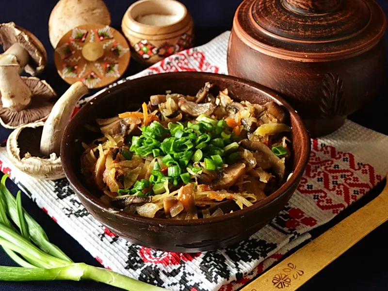 Фото блюда: Постная тушёная кислая капуста с грибами