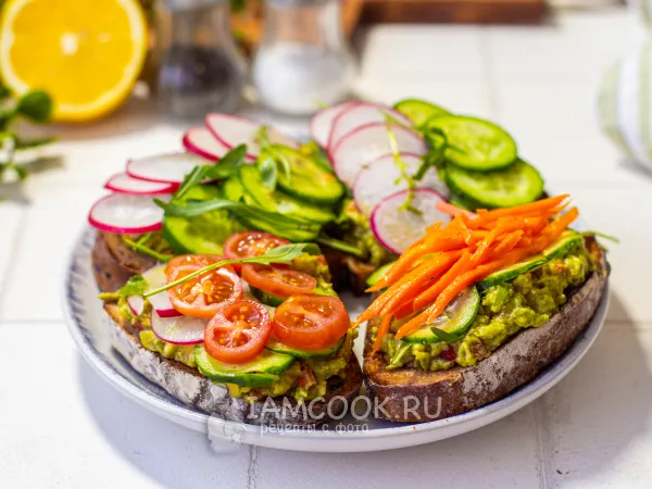 Фото готового блюда: Постные бутерброды с авокадо
