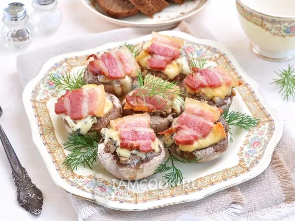 Фото готового блюда: Грибы, запеченные с голубым сыром и беконом