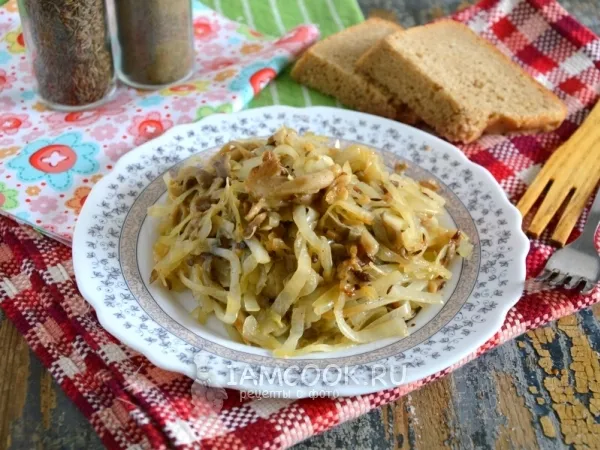 Фото готового блюда: Жареная капуста с вешенками и тмином