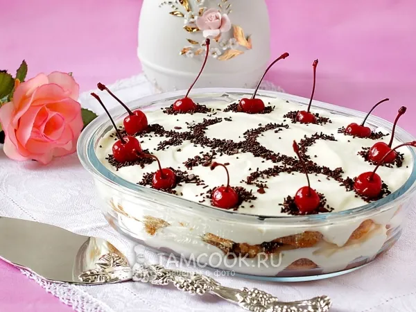 Фото готового блюда: Десерт с творожным сыром и коктейльной вишней