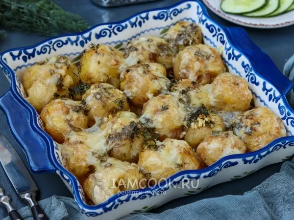 Фото готового блюда: Запеченный молодой картофель с сыром сулугуни