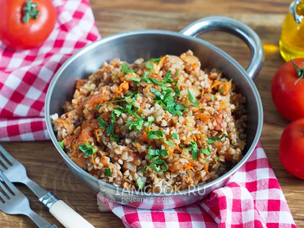 Фото готового блюда: Гречка с помидорами на сковороде