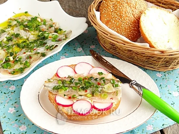 Фото готового блюда: Маринованная корюшка с зеленью и перцем чили