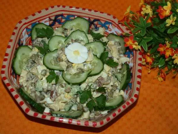 Фото блюда: Салат с копчёной скумбрией