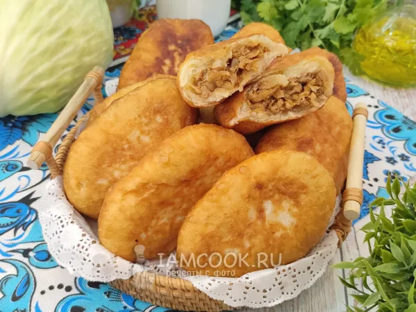 Фото готового блюда: Жареные пирожки с капустой и фаршем