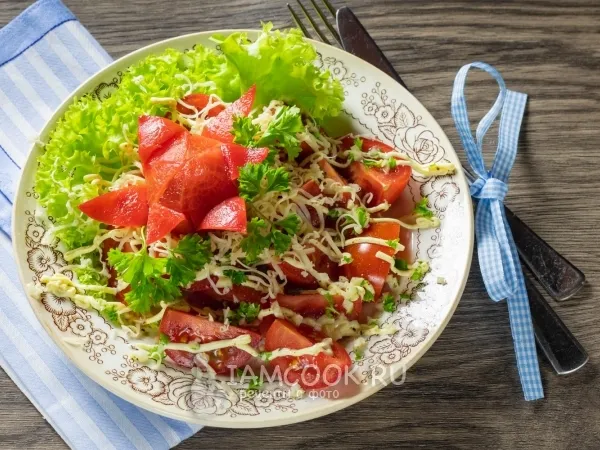 Фото блюда: Простой салат с помидорами и сыром