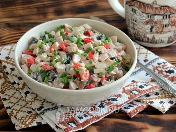 Фото готового блюда: Салат «Фестиваль» с курицей, ветчиной и ананасами