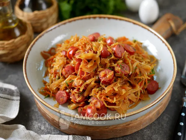 Фото готового блюда: Тушеная квашеная капуста с охотничьими колбасками