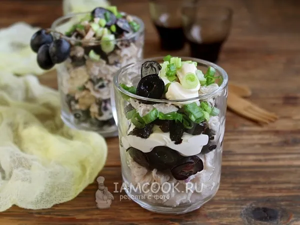 Фото готового блюда: Салат с виноградом, курицей и черносливом