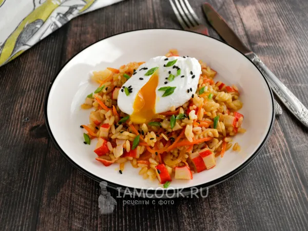 Фото готового блюда: Рис с крабовыми палочками на сковороде