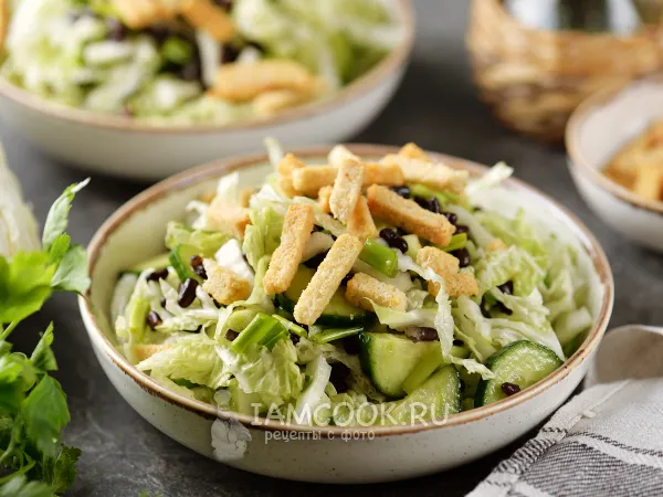 Фото готового блюда: Салат из пекинской капусты с фасолью и сухариками