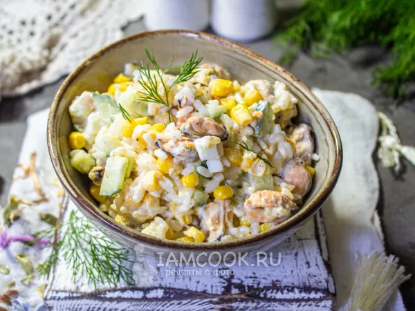 Фото блюда: Салат с мидиями и кукурузой