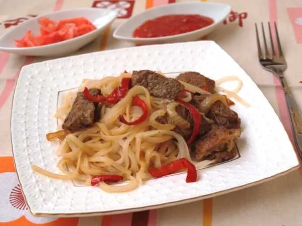 Фото блюда: Говядина с овощами и рисовой лапшой