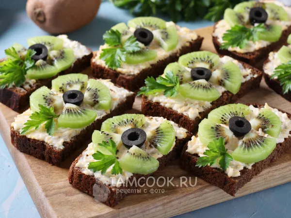 Фото блюда: Бутерброды с киви, сыром и чесноком