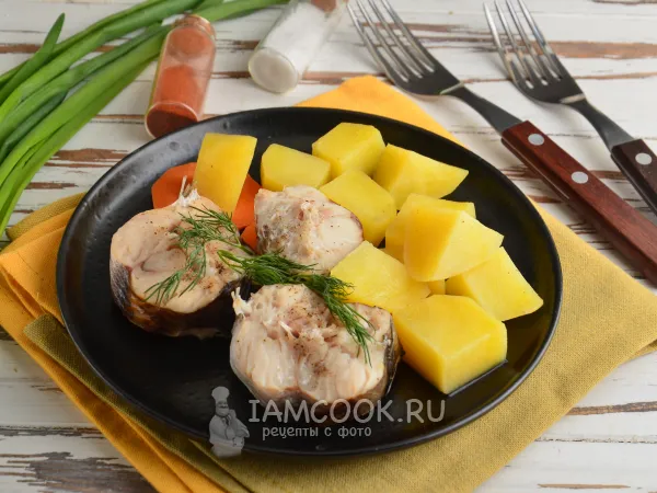 Фото готового блюда: Хек с картошкой в мультиварке (одновременно)