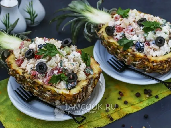 Фото готового блюда: Салат с курицей в ананасе