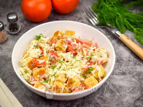 Фото блюда: Салат с помидорами, сыром и сухариками