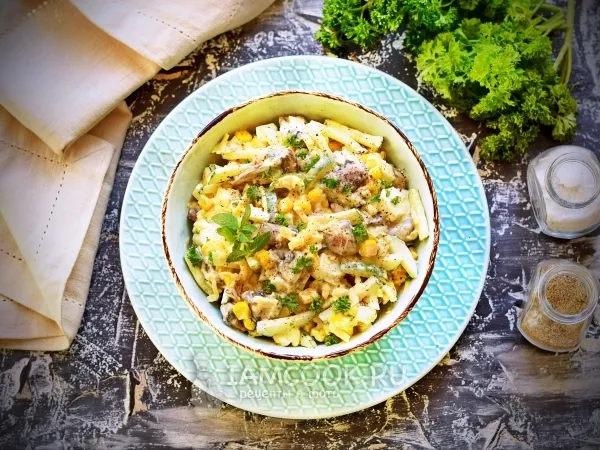 Фото блюда: Салат с шампиньонами, сыром и кукурузой