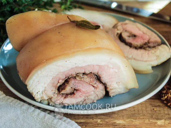 Фото готового блюда: Вареный рулет из сала с мясной прослойкой